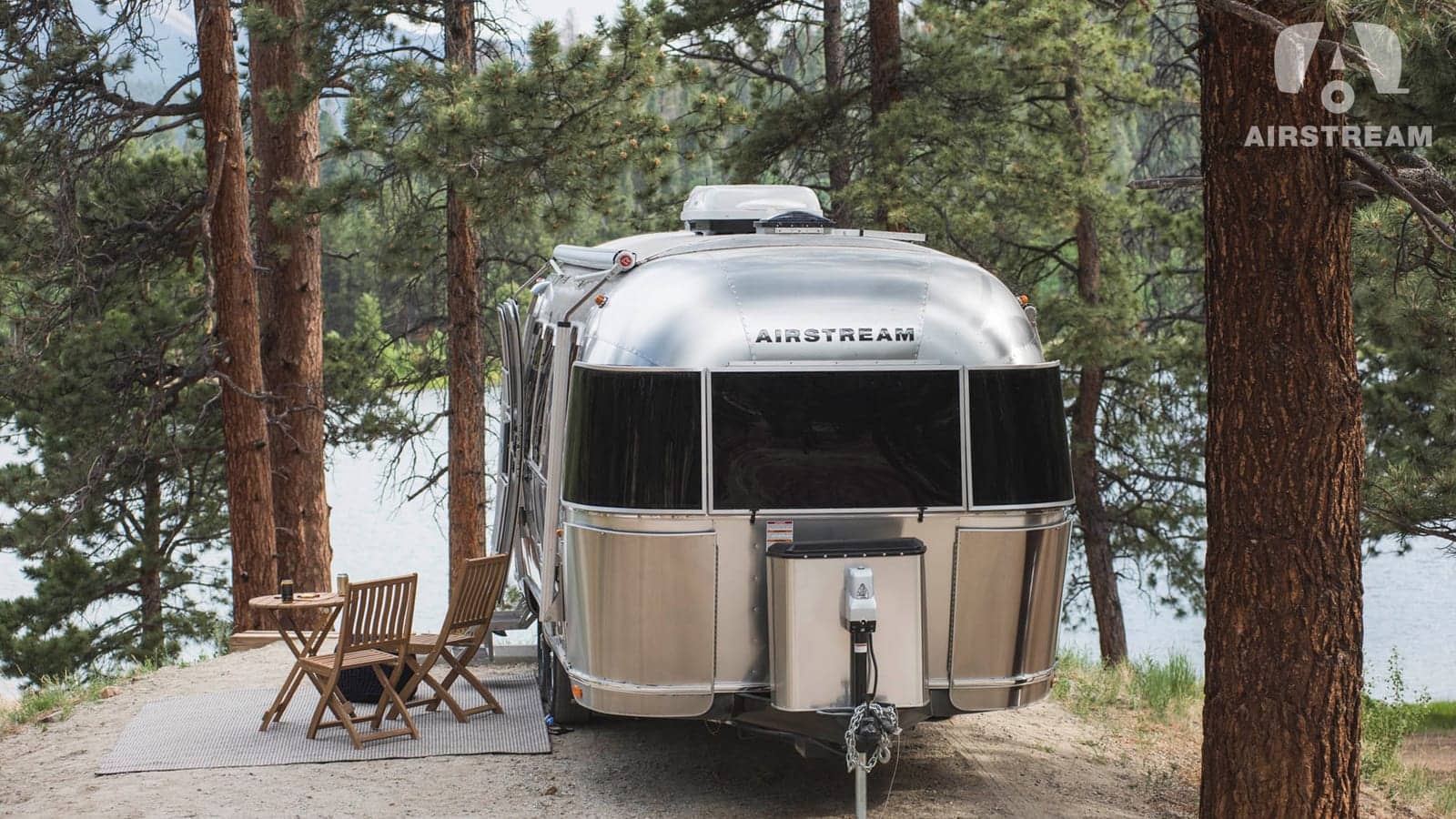 Airstream-Wohnwagen auf einem Waldcampingplatz