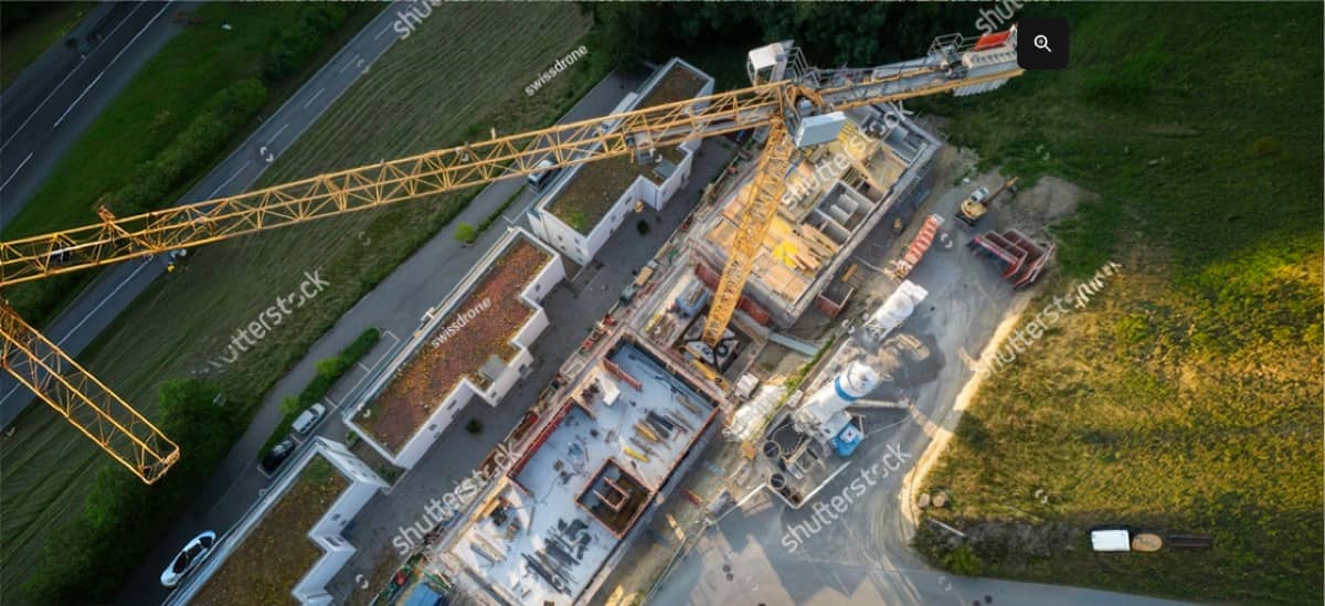 Baustelle aus der Vogelperspektive mit mobilen Energieeinheiten