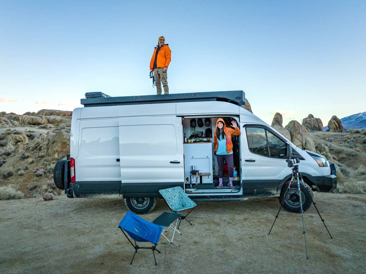 Camper an einem ausgebauten Kastenwagen in felsiger Landschaft