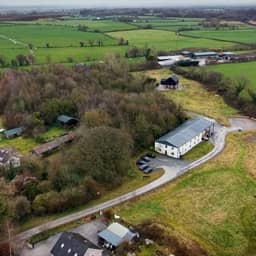 Ländliche Landschaft mit neuem Zugang zu Elektrizität