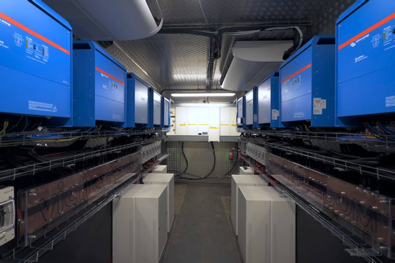 Victron Wechselrichter/Ladegeräte und Batterieschränke, installiert in einem Microgrid-Container