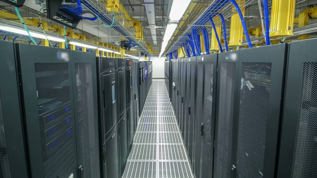 Server-Racks in den Gängen eines Rechenzentrums
